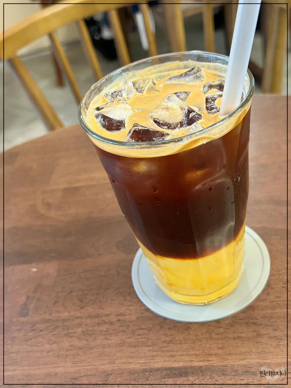 송리단길-카페-우무드-메뉴-유자-아메리카노-테이블에-올려져-있는-모습