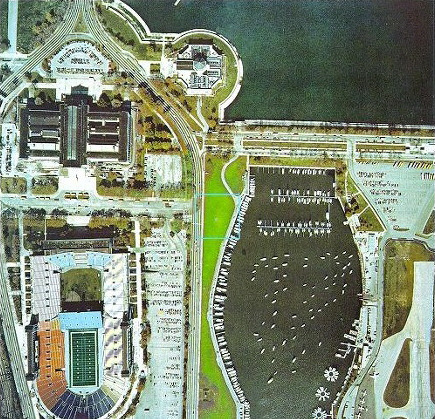 지상 1킬로미터 상공에서 내려다본 시카고 도심 지역. 중앙에는 잔디밭과 마리나, 정박된 요트들이 보이며, 왼쪽에는 미식축구 경기장인 솔저스 필드와 그 위쪽으로는 박물관 건물이 위치해 있다. 오른쪽에는 호숫가를 따라 주차장과 도로가 펼쳐져 있고, 레이크 쇼어 드라이브 도로에는 자동차들이 규칙적으로 오가고 있다. 도시 구조와 자연 요소가 선명하게 드러나는 탁 트인 항공 시점이다.