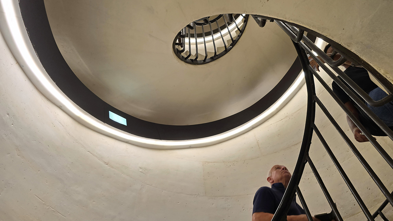 개선문 전망대 계단