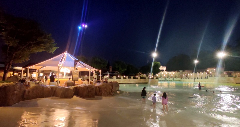 저녁이되고 조명이 켜진 마르카리베 카페