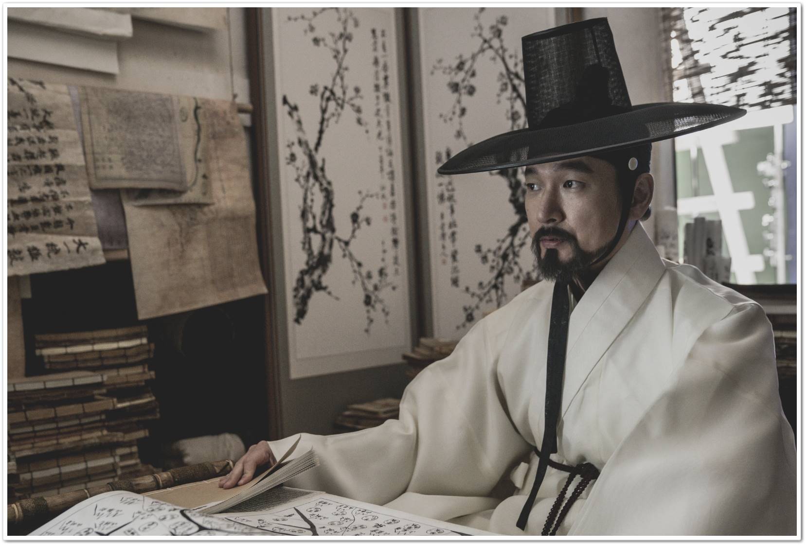 좋은 땅 자리를 알아보는 박재상의 모습