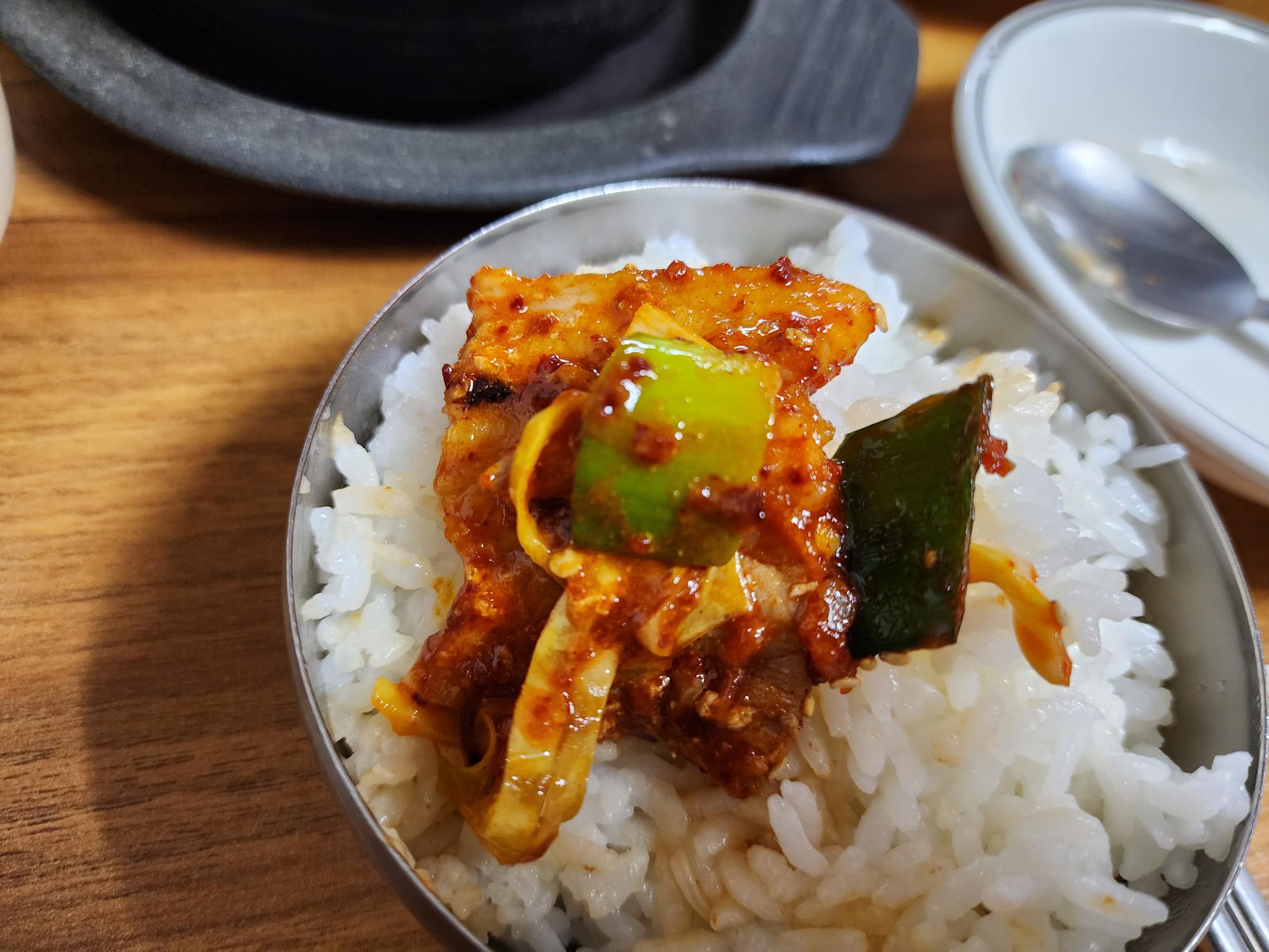 쌀밥 위에 제육