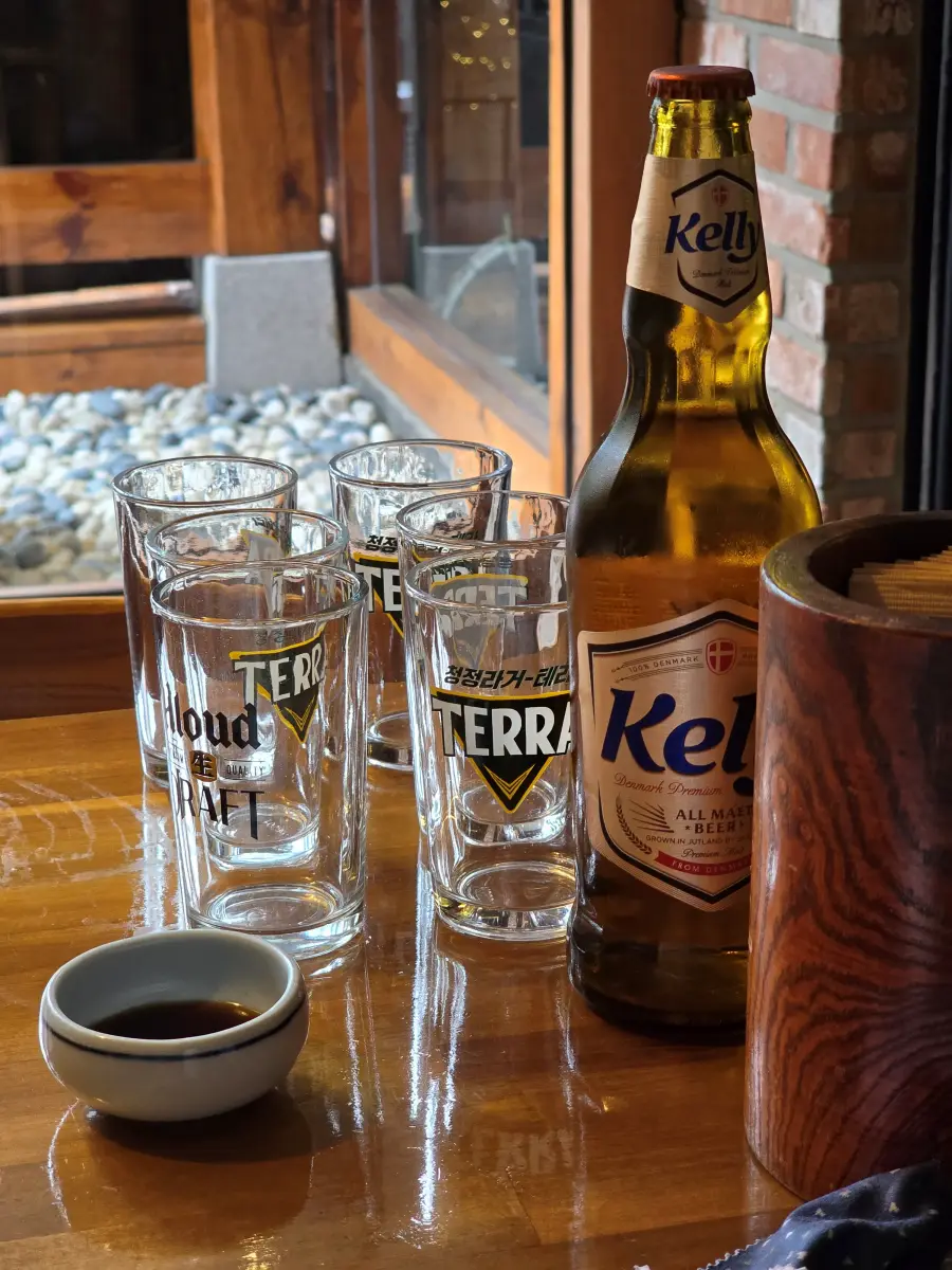 맥주잔과 맥주 사진