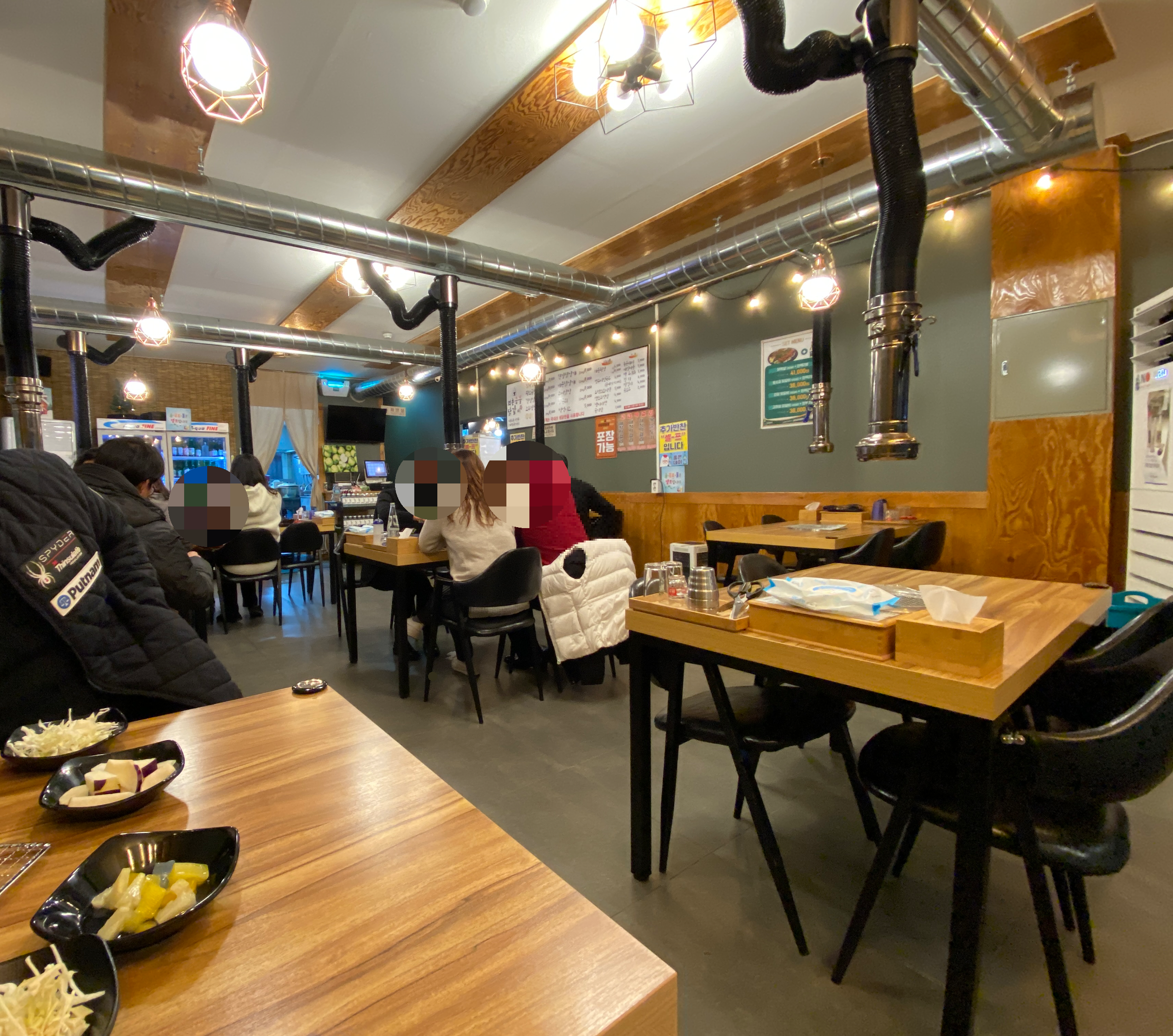 의춘숯불닭갈비 홀 내부