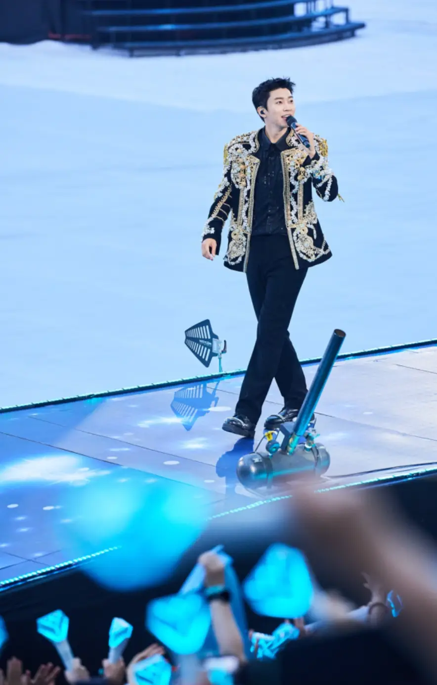 무대위 흰 무늬 검은 자켓을 입고 걸으며 노래하는 임영웅