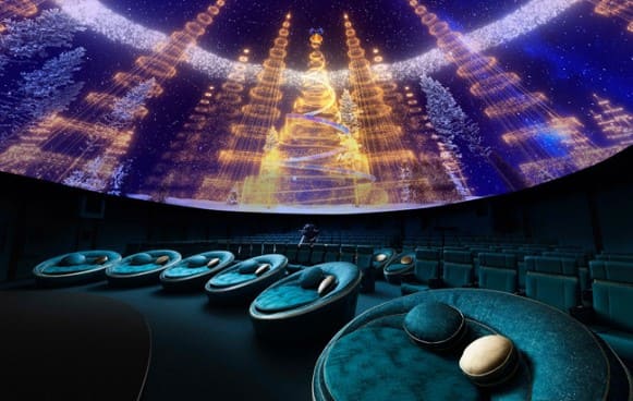 천장에 조명이 있고 그 밑에 2인용 소파가 있다.