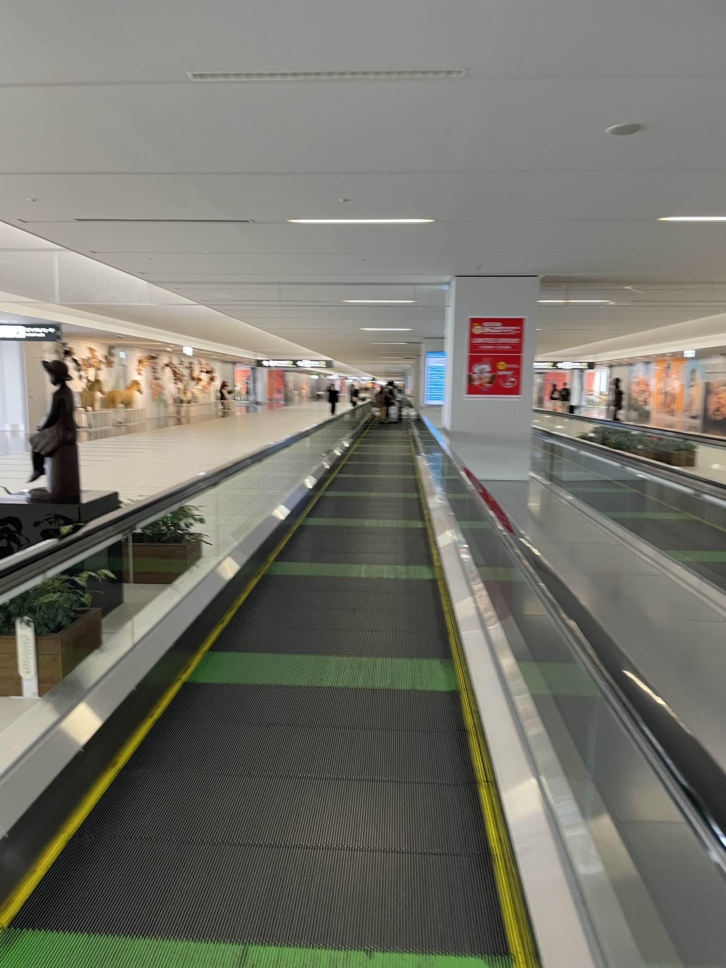 신치토세 공항에서 JR기차를 타러 가는 길