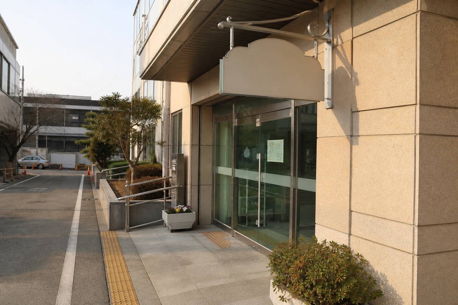 주민센터 출입구와 노란 점자블록