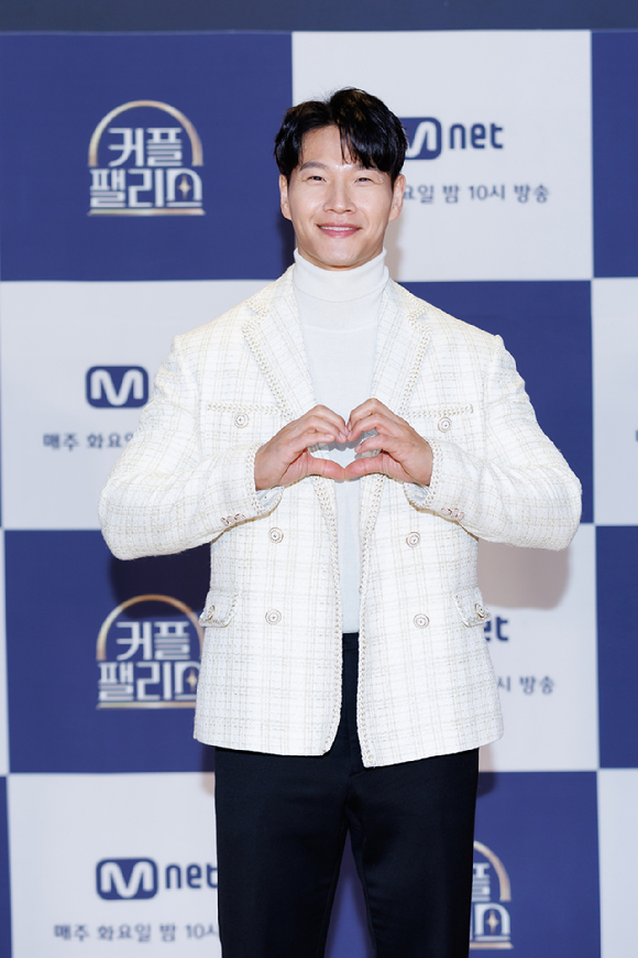 김종국이 30일 열린 Mnet '커플팰리스'의 온라인 제작발표회에 참석해 기념사진을 촬영하고 있다. [사진=Mnet]