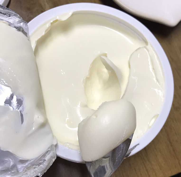 크림치즈를 숟가락으로 뜬 모습
