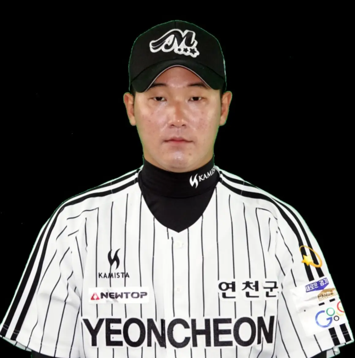검은 바탕 흰유니폼을 입고 무표정하게 서있는 황영묵