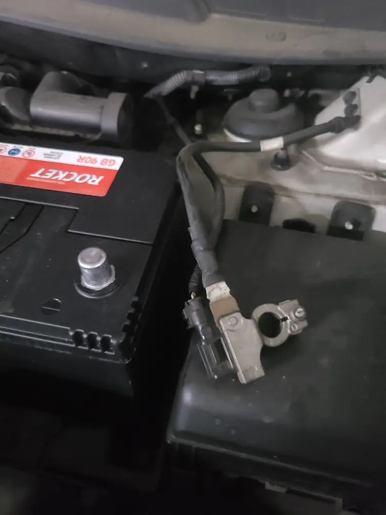 자동차 배터리 방전 예방법. 일반적인 예방법, 퓨즈 뽑기, 배터리선 빼기 (암전류 끄기)