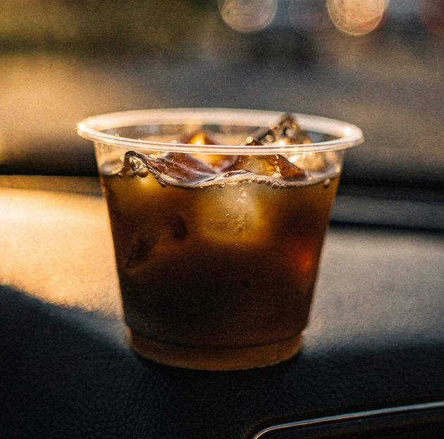 차 안에 놓인 커피 한잔