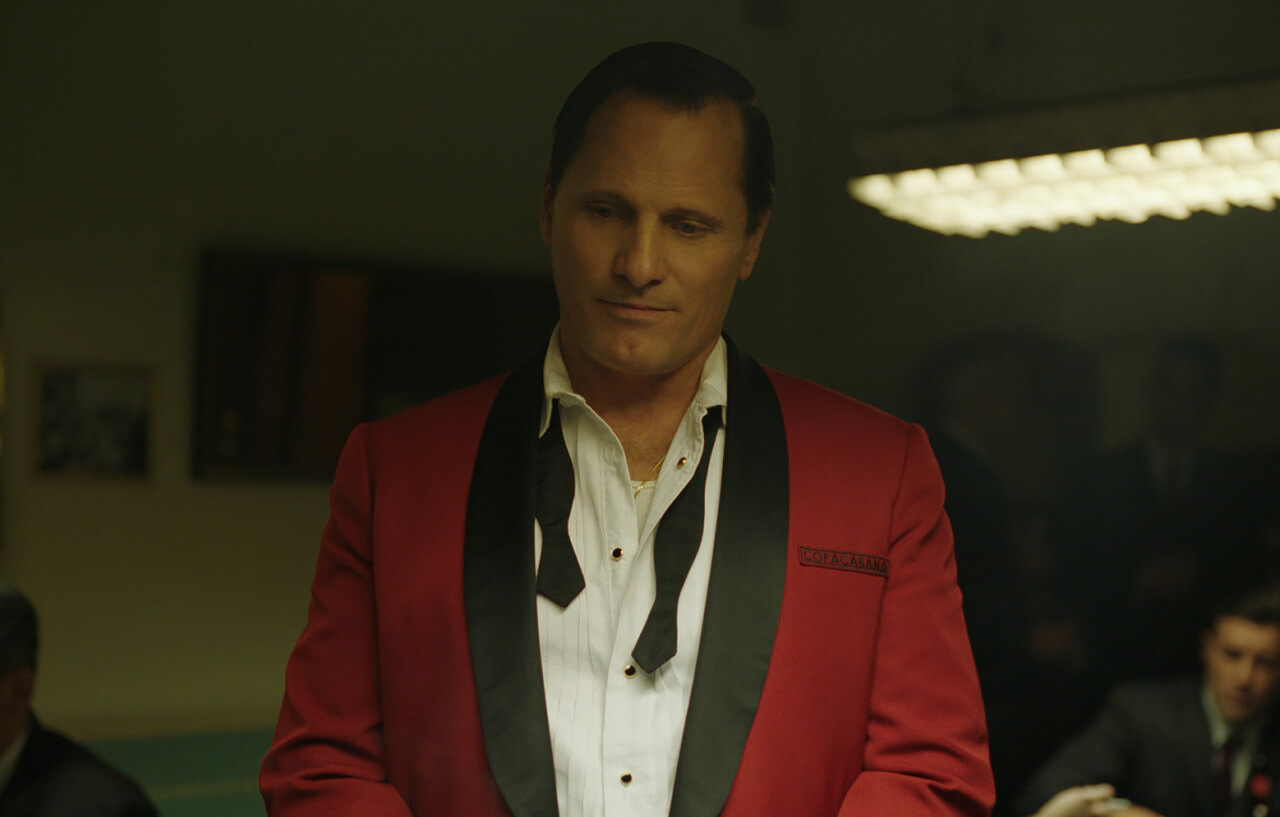 나이트 클럽에서 일하고 있는 토니 발레 롱가