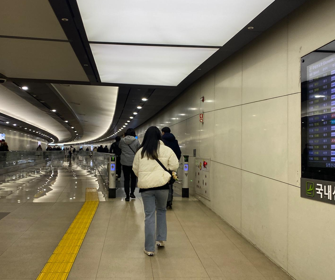 김포공항역에서-김포공항-가는-통로길-사진