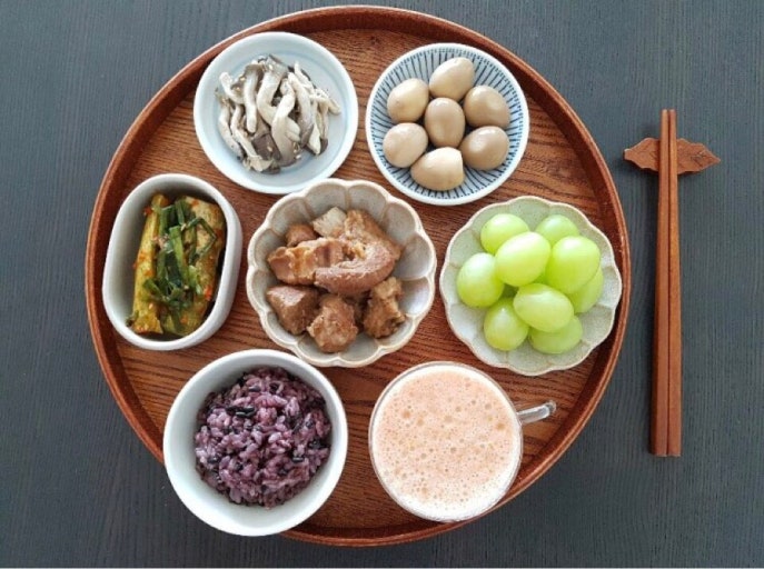단폴한 밥상사진이 아주 먹음직스럽다.