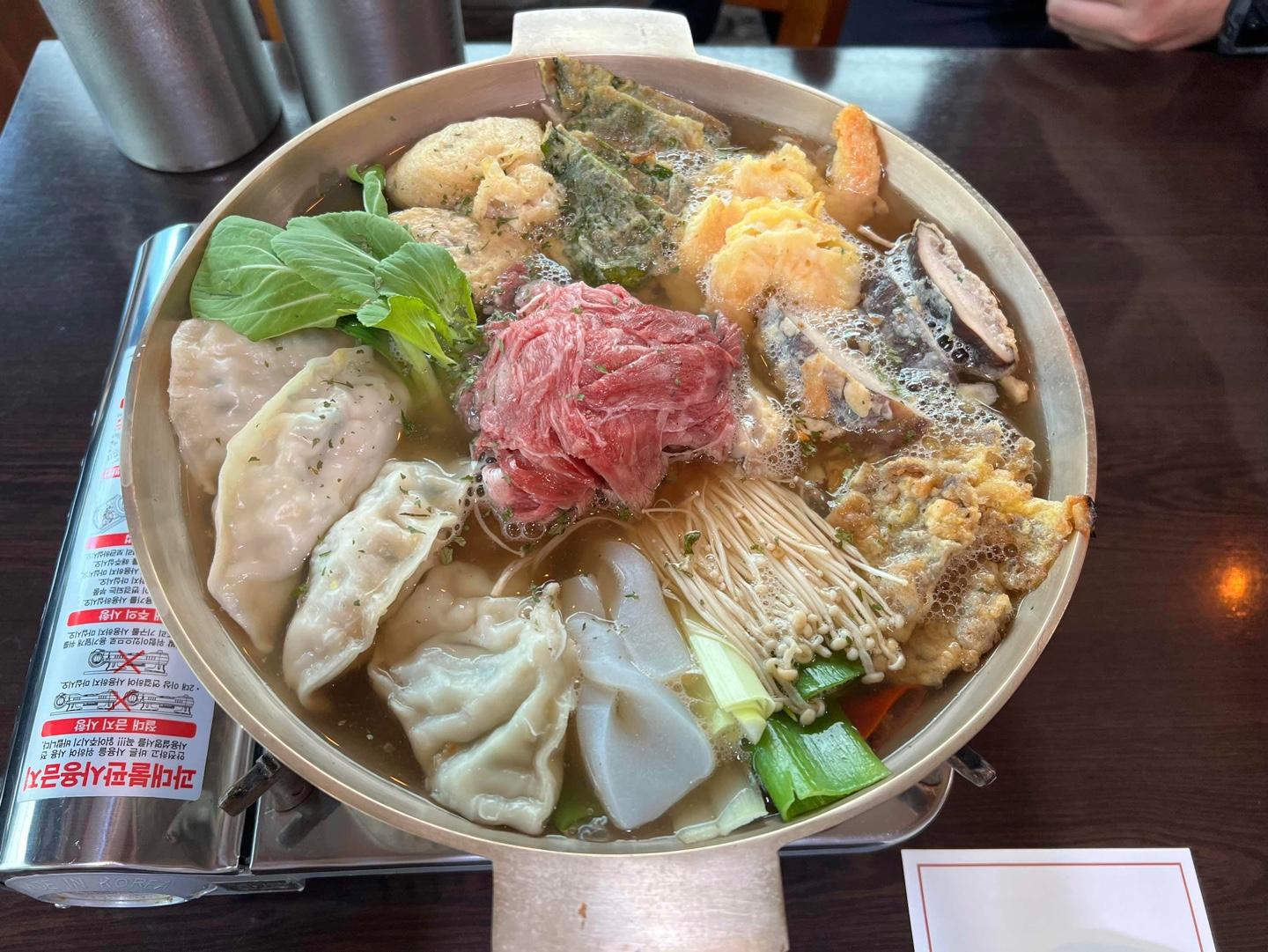 여주 그늘집 어복쟁반, 가운데 한우 샤브 고기를 두고 만두, 묵, 팽이버섯, 육전, 표고버섯전, 깻잎전, 새우전, 유부주머니를 두른 맑은 전골이다.