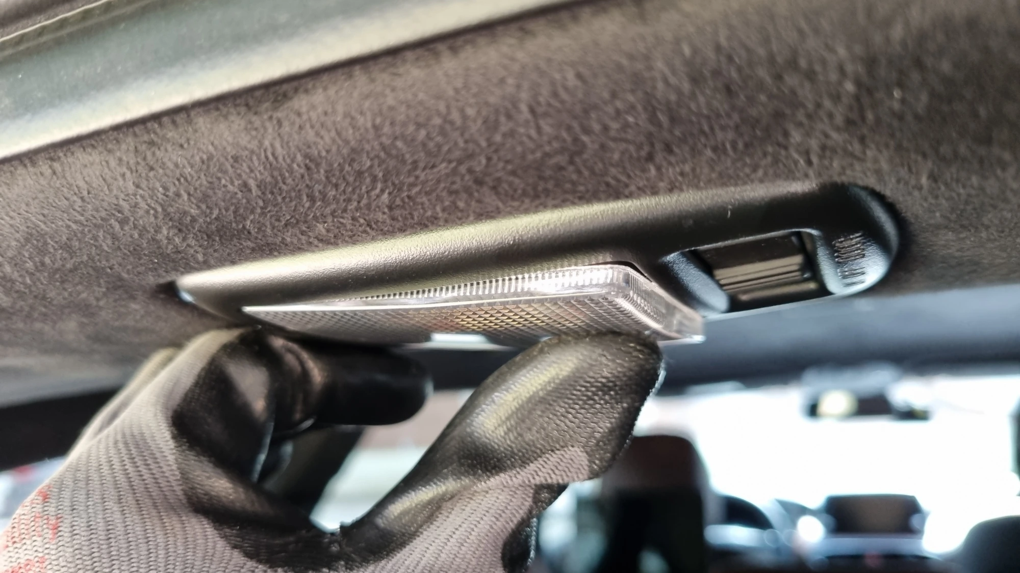 트렁크 조명등 커버 끼우는 방향