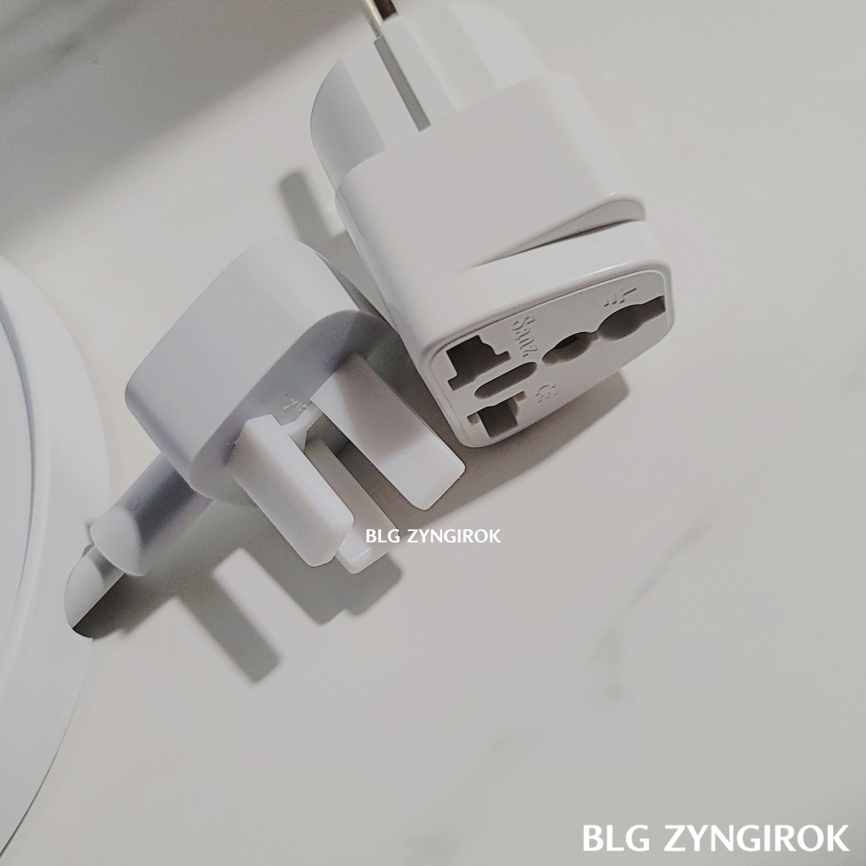 샤오미 전기포트 중국형 콘센트와 돼지코가 놓여있다.