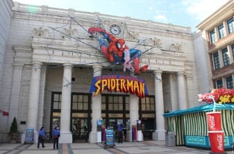 '스파이더 맨'이라고 영어로 적혀있는 건물의 외관 중세시대 궁전같은 외관이다.