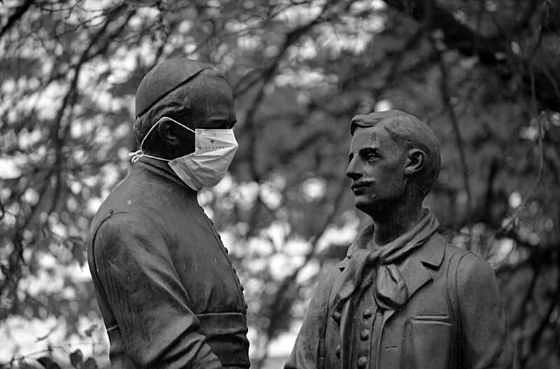 마주보는-동상에-마스크를-착용한-모습