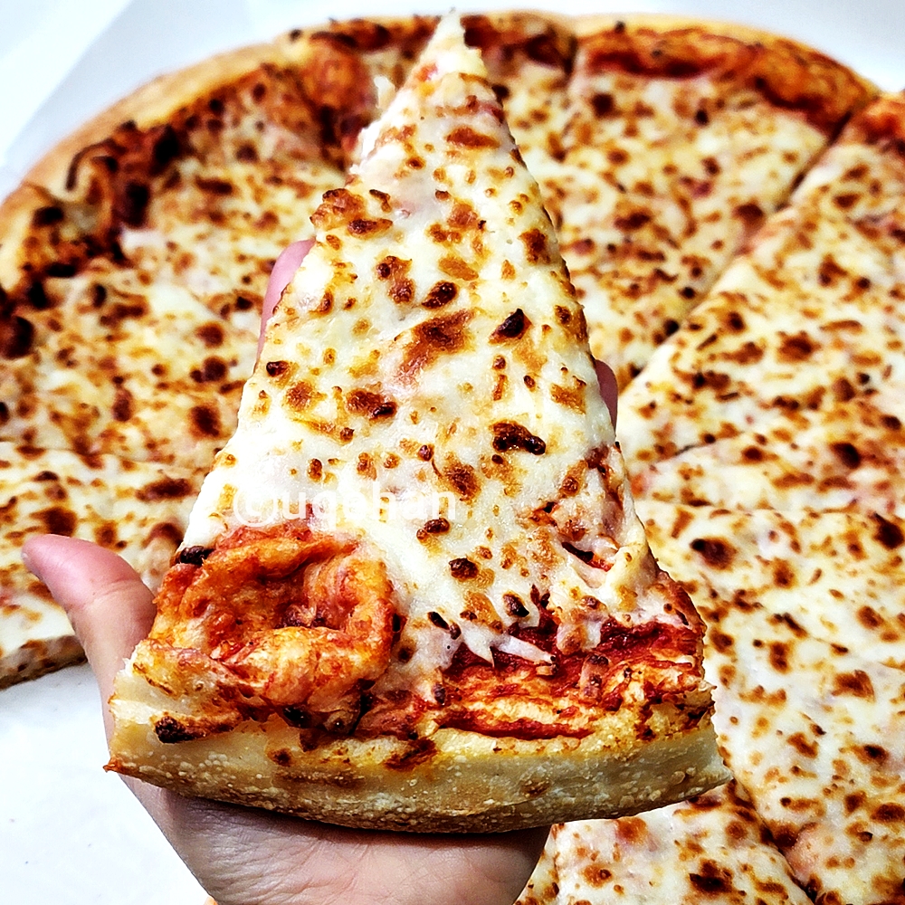 코스트코 치즈 피자를 들어 손바닥 위에 올려놓았다. 손바닥만하다.