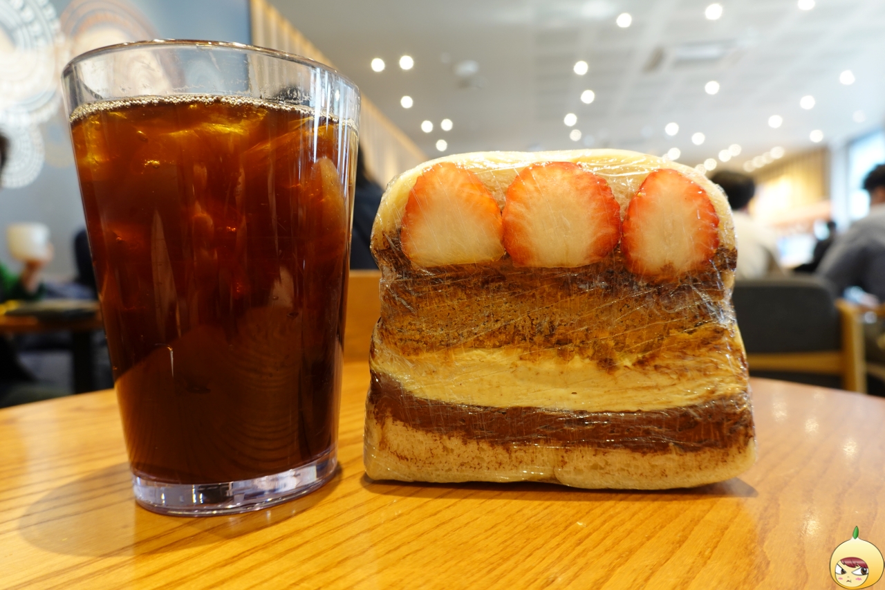 딸기 두바이 초콜릿 샌드베이글과 아아