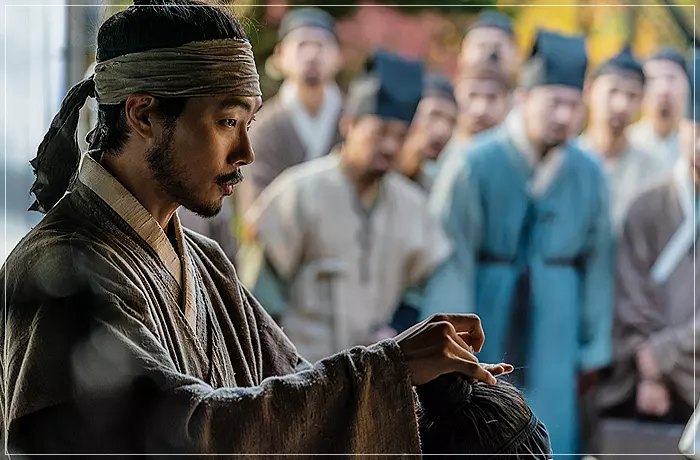영화-올빼미-맹인-천경수-침을-놓고-있다