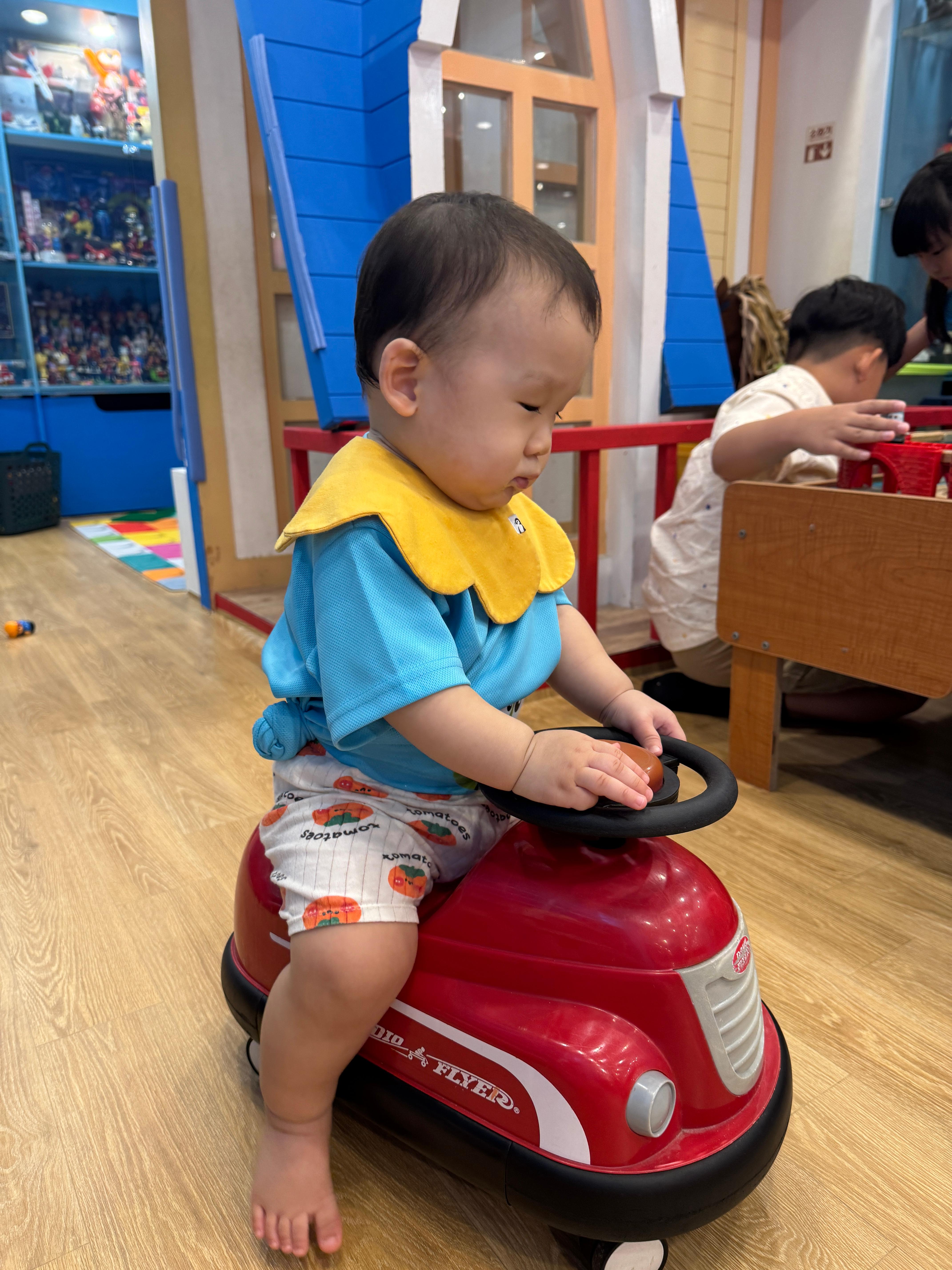 자동차를 타고 있는 11개월 아기