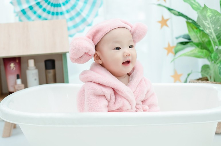 아기 목욕 이미지