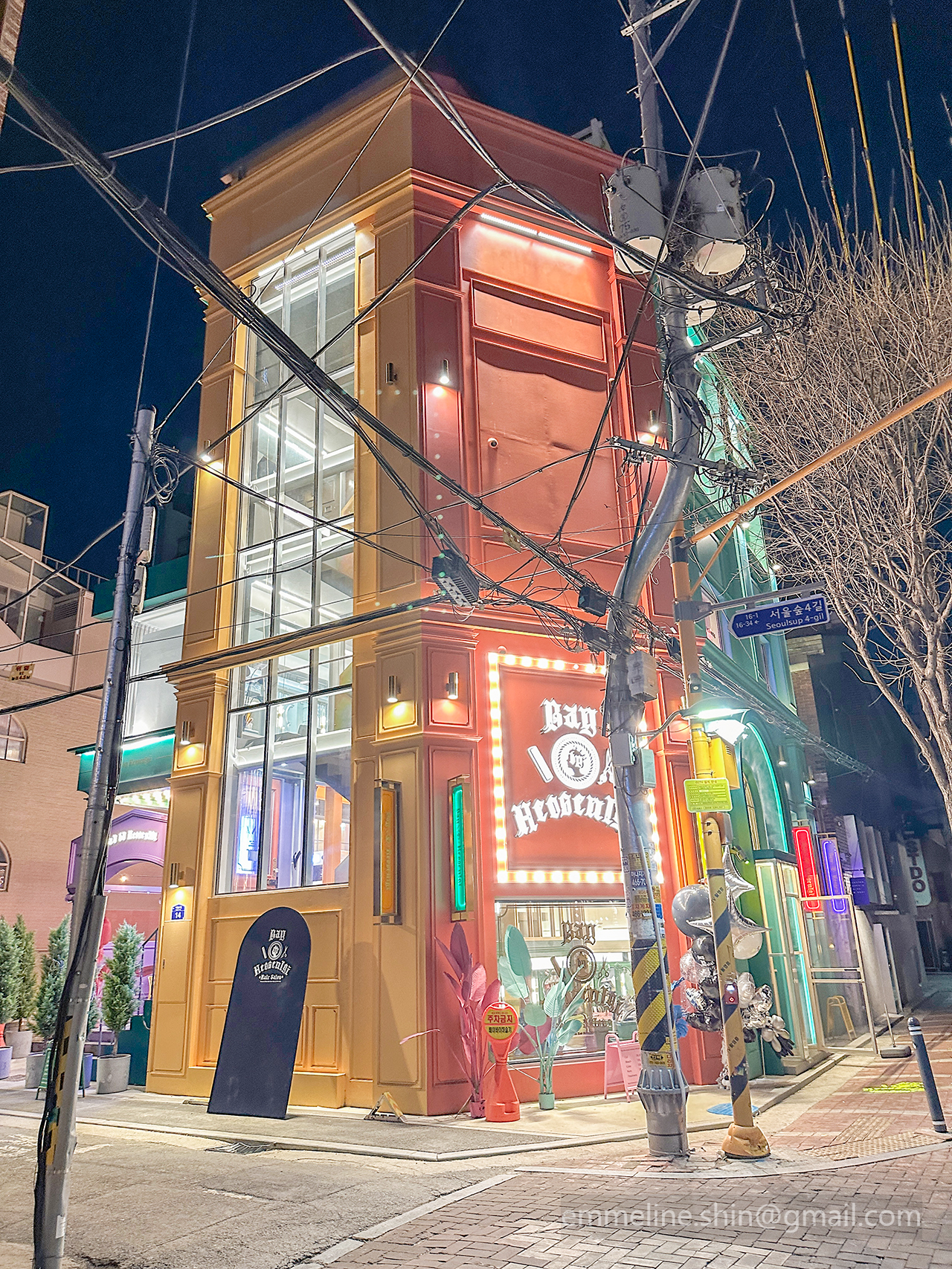 낮 뿐만 아니라 밤에도 많은 분들이 방문하는 화려한 성수동 카페거리에요.