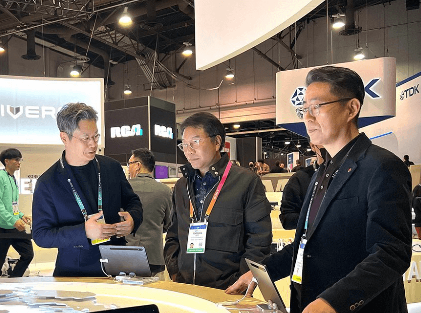 하이브 에스엠 인수 이수만 사장이 전시 관람하는 모습