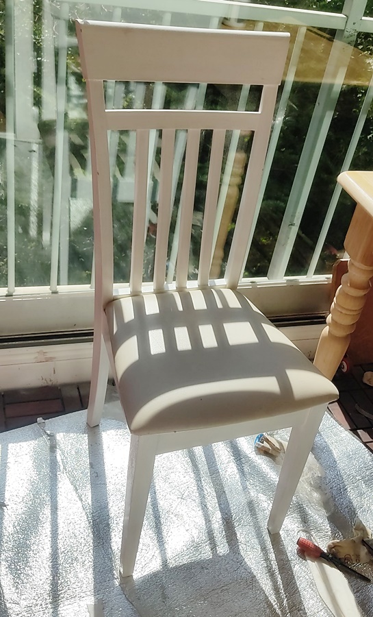 하얀색 패인트가 칠해져있었던 원래의 나눔받은 식탁의자
