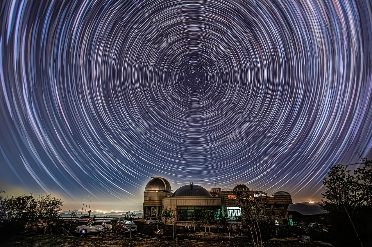 기초과학 중심 수십억 광년을 이동한 빛이 에너지를 잃지 않는 이유— 우주 팽창 속 광자의 물리학