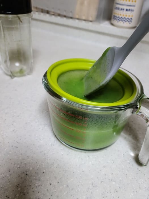 믹서기에 갈린 청경채를 한번 더 거름망에 걸러준다.