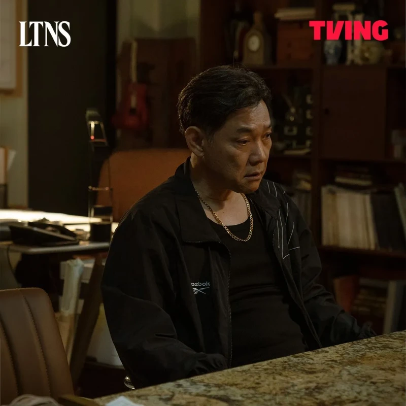 티빙 드라마 LTNS에서 검은 티에 금목걸이를 하고 있는 백호 역의 정진영