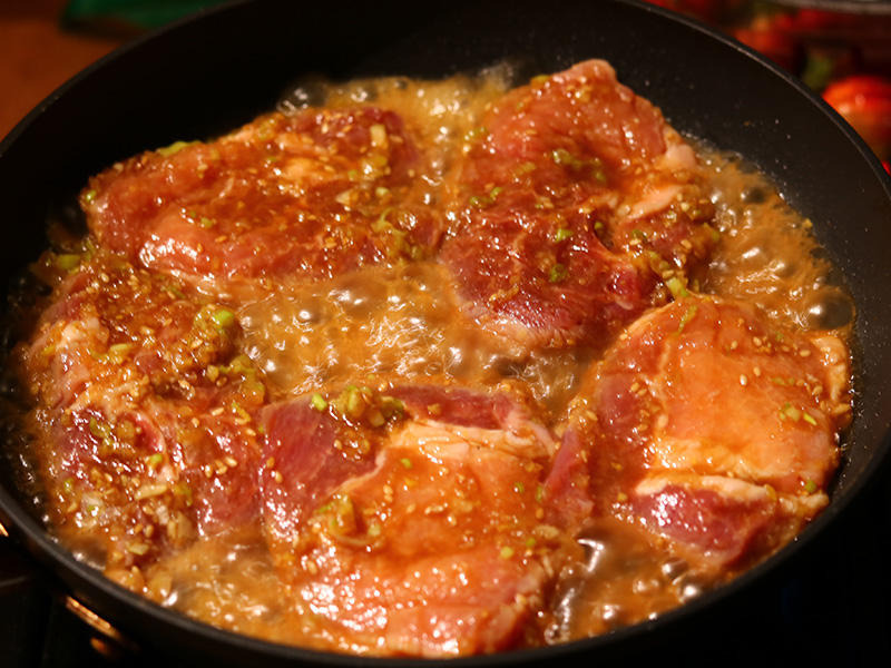 돼지고기 목살 후라잉팬에 굽기