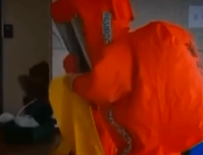 중국에서 발송된 정체불명 소포를 해체하고 있는 경찰