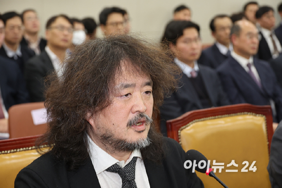 13일 서울 여의도 국회에서 12&middot;3 비상계엄에서의 국가기간방송 KBS 및 관계기관의 역할 등에 대한 현안질의 등을 위해 열린 과학기술정보방송통신위원회 전체회의에서 방송인 김어준 씨가 질의에 답변하고 있다. 2024.12.13 [사진=연합뉴스]