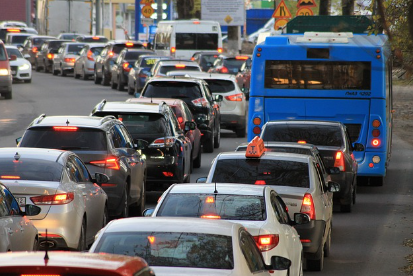 서울 시내버스 파업 대비 비상수송대책 중 실시간 교통정보 확인과 관련된 도로에 차가 늘어서 있는 사진