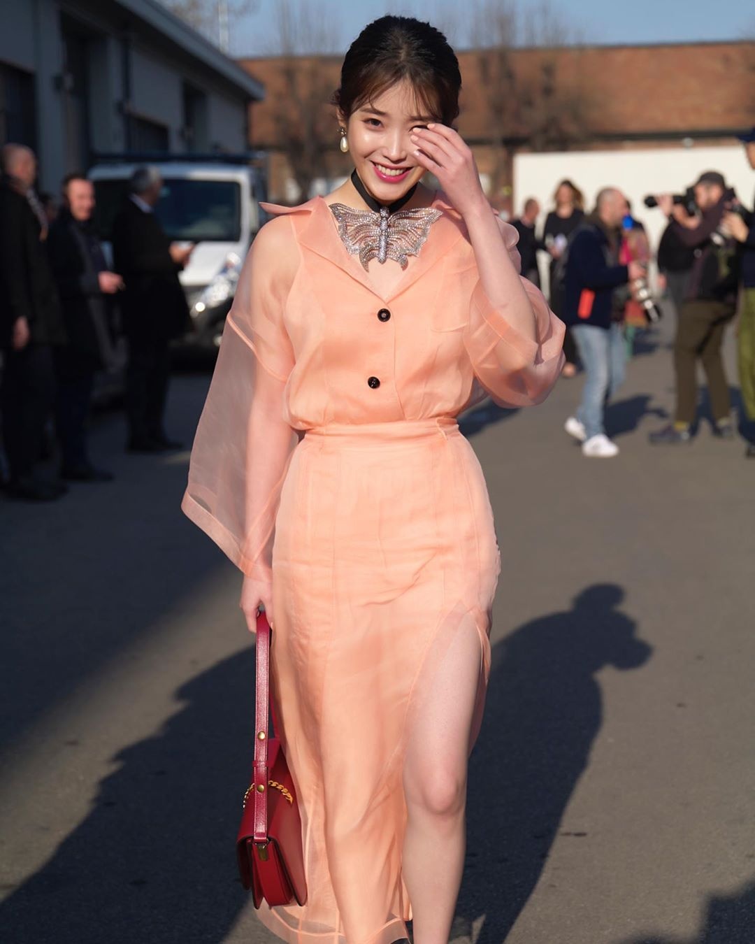 밀라노 간 아이유 패션