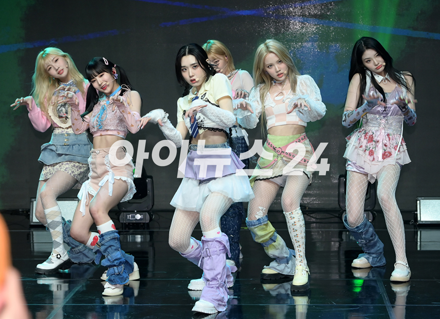 그룹 트라이비가 14일 오후 서울 강남구 청담동 일지아트홀에서 열린 트라이비(TRI.BE) 두 번째 미니앨범 &#39;W.A.Y(웨이)&#39; 발매 쇼케이스에서 타이틀곡 &#39;위 아 영&#39; 무대를 선보이고 있다.