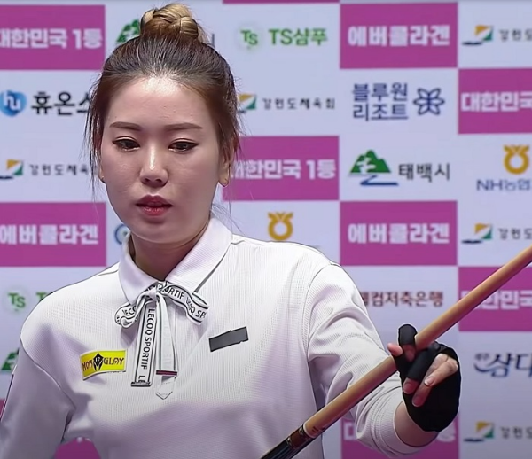 하윤정 당구선수가 김예은 LPBA챔피언을 상대로 경기를 펼치는 모습입니다.
