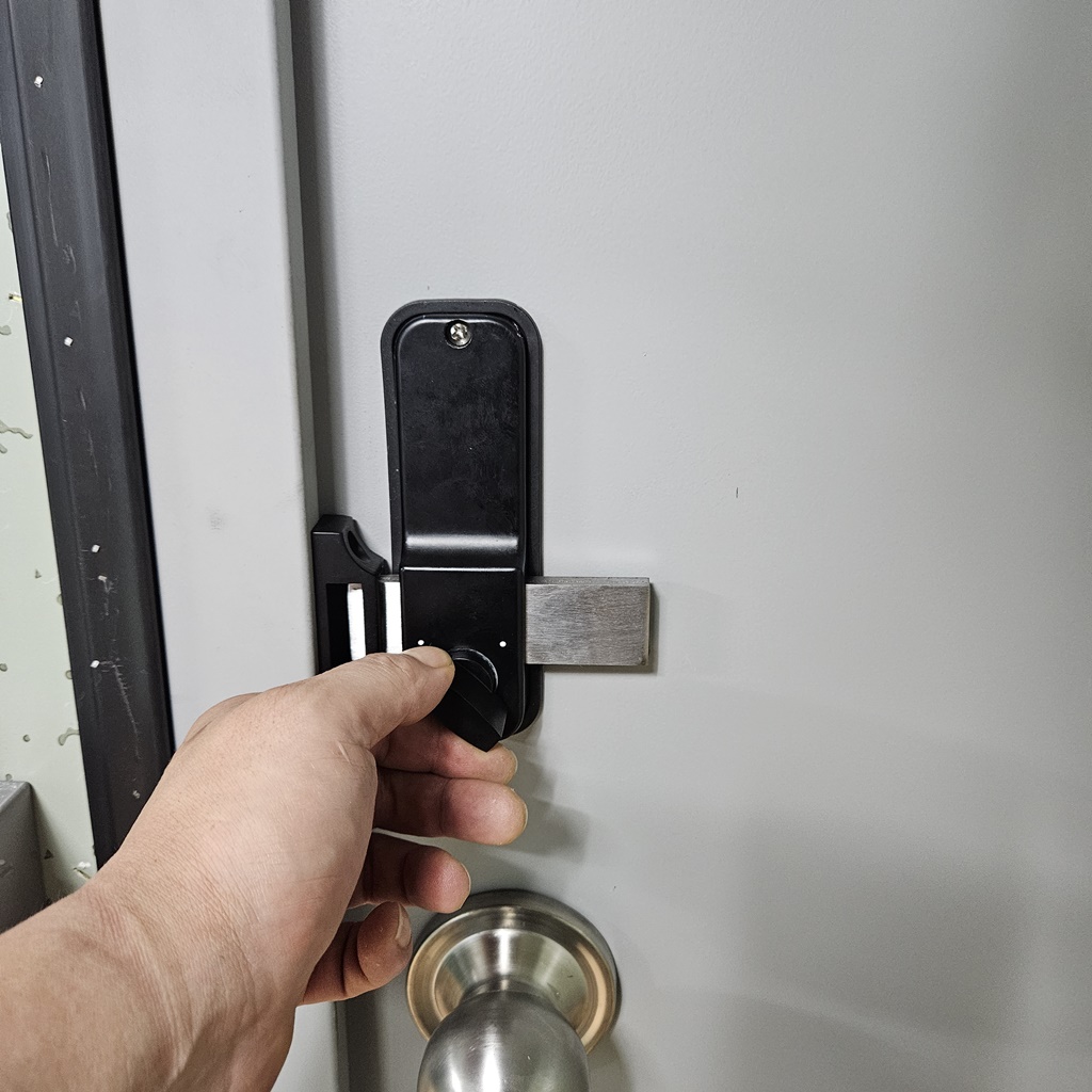 건설현장 야외 외부 옥외 실외 비가림 시설이 없는 컨테이너 사무실 출입문 방화문 비를 맞거나 습기에도 고장 나지 않고 건전지도 들어가지 않는 무 전원 방식 방수 도어락 기계식 버튼 번호키 설치