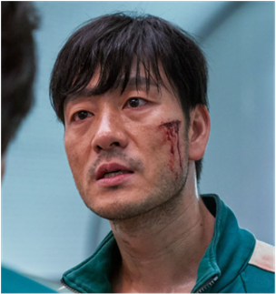 박해수 배우님이 누군가를 노려보는 모습