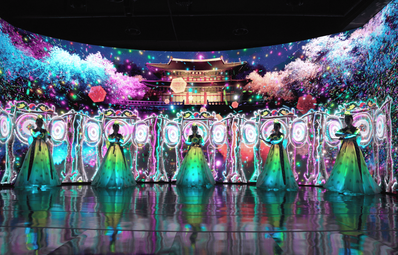 한국 고유의 전통 색인 오방색(五方色)을 빛으로 재해석하여 선보이는 미디어아트 기반의 예술 공연 <오색아리랑>. 한국 전통문화의 미학을 '아리랑' 민요를 배경으로 현대적인 기술과 접목하여 표현하는 미디어 퍼포먼스로 국내의 대표적 하이브리드 공연 사례.