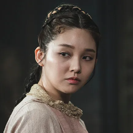 20대 여성이 갈색 머리를 댕기 처럼 뒤로 꼬아 내리고 베이색 옷을 입고 있는 아라문의 검 눈별 캐릭터