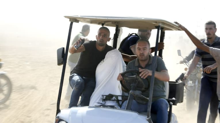 하마스,&nbsp;이스라엘&nbsp;군인&middot;민간인&nbsp;최소&nbsp;수십명&nbsp;인질로 잡아가 Video appears to show Hamas taking Israeli civilian hostage