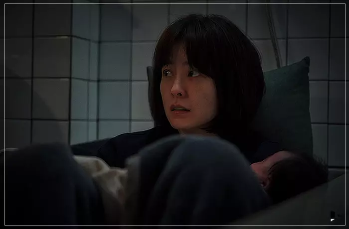 영화-잠-화장실-문고리를-노려보는-수진