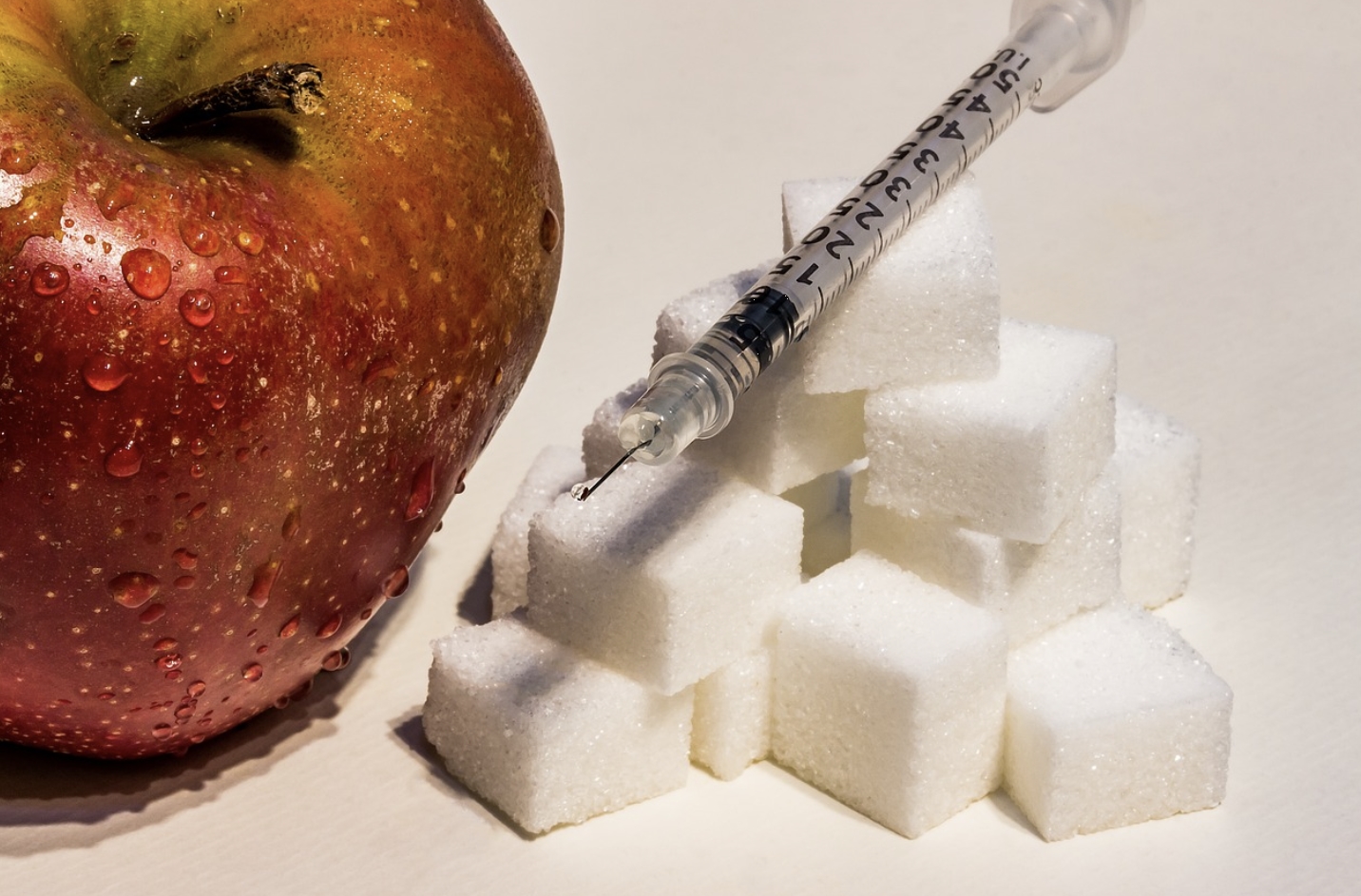 사과와 각설탕과 당뇨병에 필요한 인슐린주사기 사진